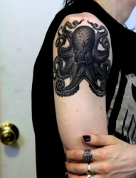 个性潮流的手臂章鱼纹身