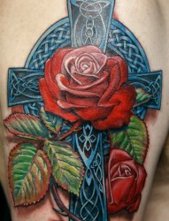 手臂上一款漂亮的十字架玫瑰纹身