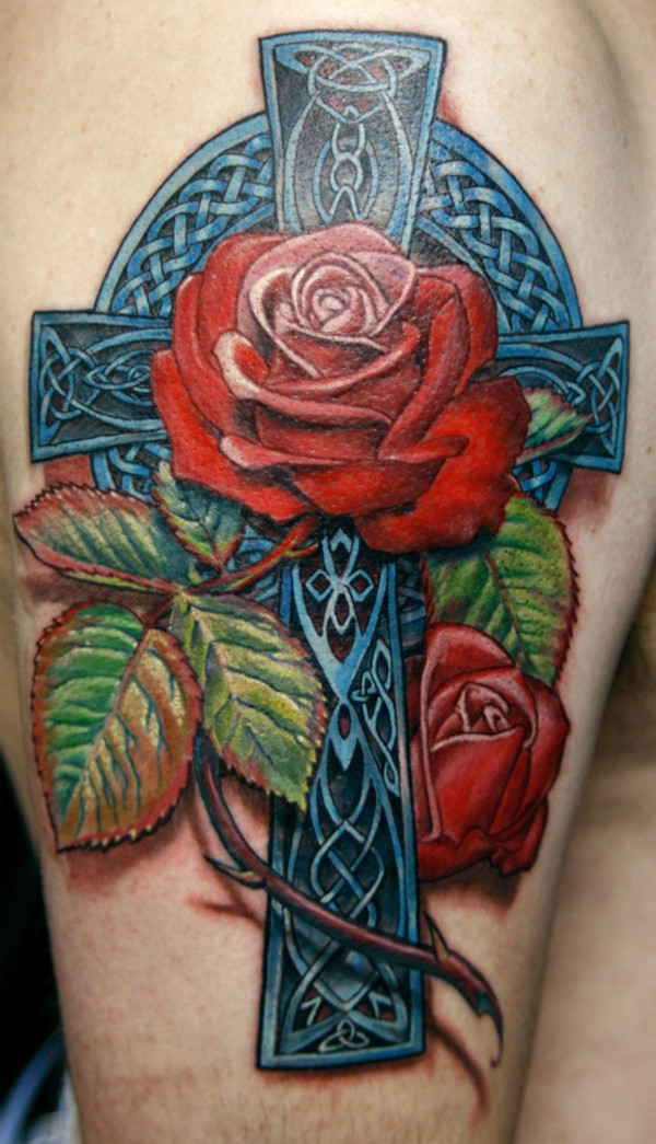 点击大图看下一张：手臂上一款漂亮的十字架玫瑰纹身
