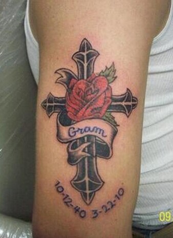 点击大图看下一张：手臂上一款漂亮的十字架玫瑰纹身图3