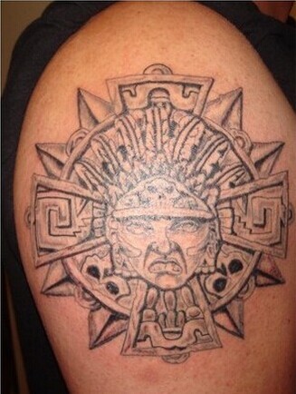 点击大图看下一张：大臂上帅气的太阳图腾纹身图2