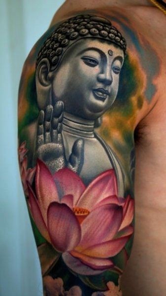 点击大图看下一张：大臂上帅气的佛和莲花纹身