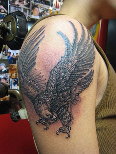 点击大图看下一张：大臂上展示飞翔的老鹰纹身图2