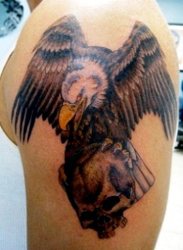 点击大图看下一张：大臂上展示飞翔的老鹰纹身图3