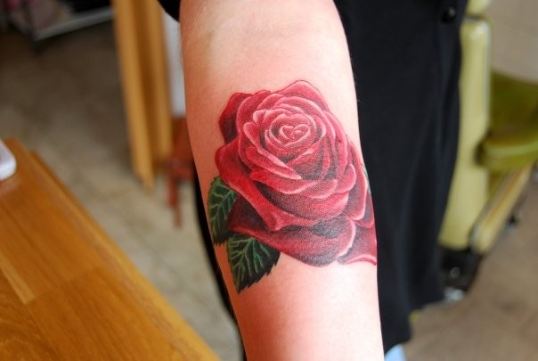 点击大图看下一张：手臂上一朵非常漂亮的玫瑰纹身