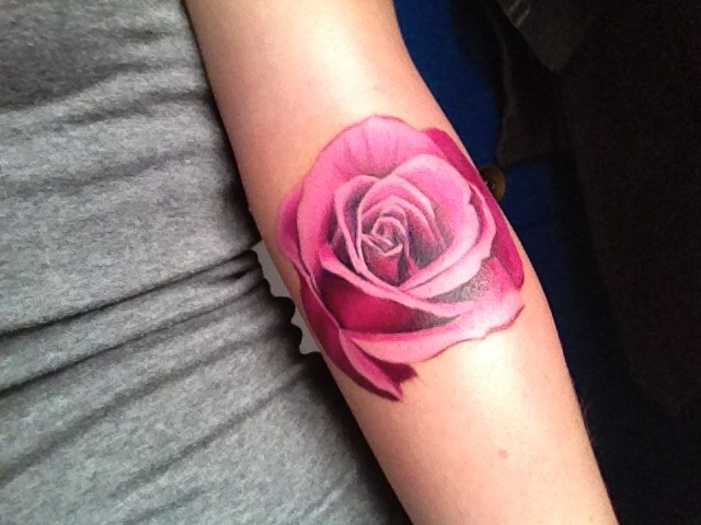 点击大图看下一张：手臂上一朵非常漂亮的玫瑰纹身图3