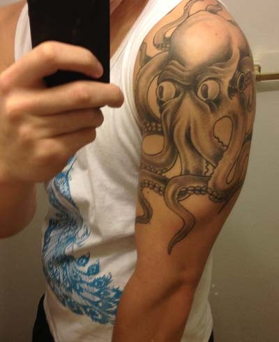 点击大图看下一张：手臂上个性的章鱼纹身