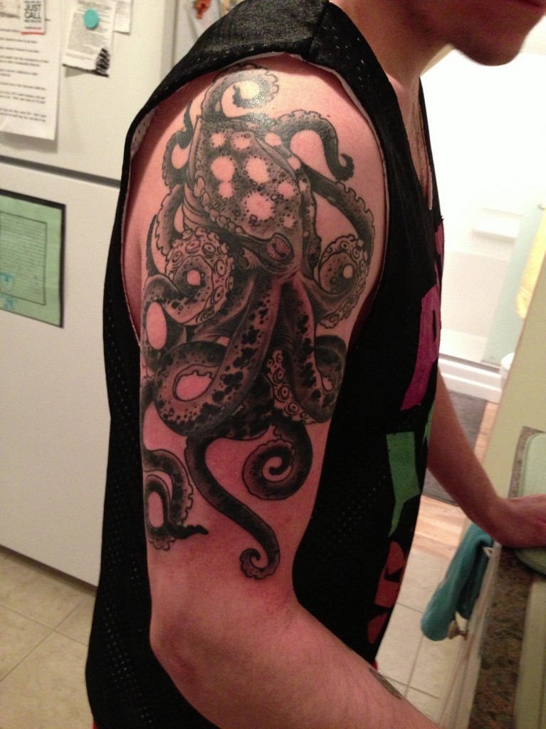 点击大图看下一张：手臂上个性的章鱼纹身图2