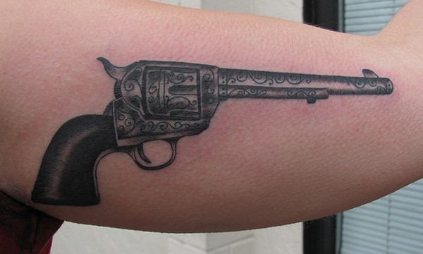 点击大图看下一张：手臂上一款帅气的手枪纹身图2