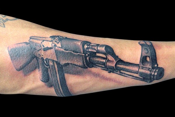 点击大图看下一张：手臂上一款帅气的手枪纹身图3