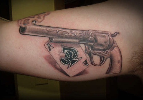 点击大图看下一张：手臂上一款帅气的手枪纹身图5