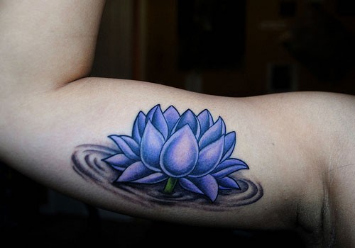 点击大图看下一张：手臂上漂亮时尚的莲花纹身图4