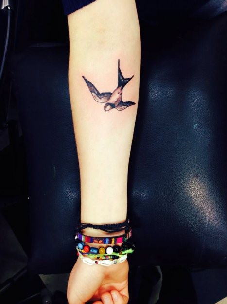 点击大图看下一张：手臂上一只个性的燕子纹身