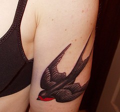 点击大图看下一张：手臂上一只个性的燕子纹身图5