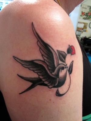 点击大图看下一张：手臂上一只个性的燕子纹身图4