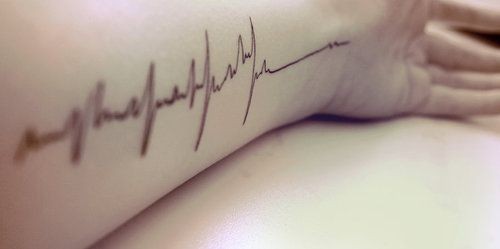 点击大图看下一张：手臂漂亮唯美简单的心电图纹身图2