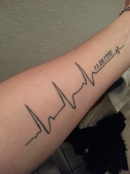 点击大图看下一张：手臂漂亮唯美简单的心电图纹身图3