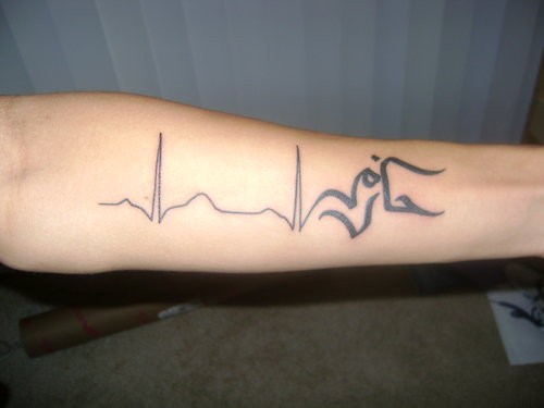 点击大图看下一张：手臂漂亮唯美简单的心电图纹身图4