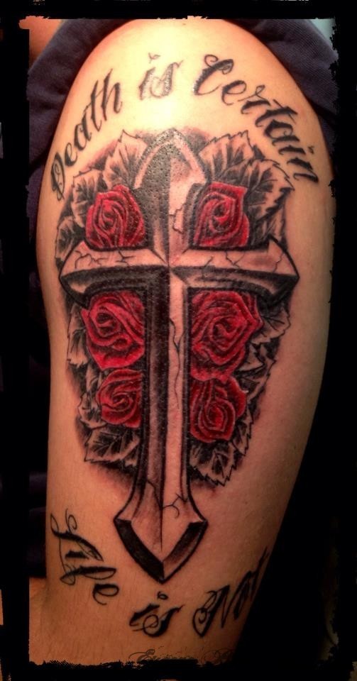 点击大图看下一张：手臂好看的十字架玫瑰纹身