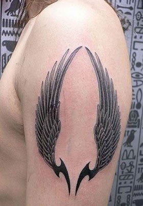 点击大图看下一张：手臂潮流的翅膀纹身