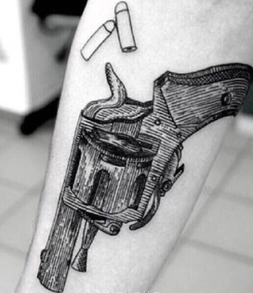 点击大图看下一张:手臂上好看的黑白纹身图6