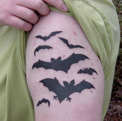 点击大图看下一张：手臂帅气的蝙蝠图腾纹身