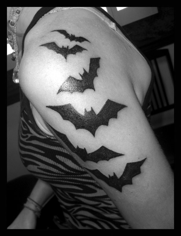 点击大图看下一张：手臂帅气的蝙蝠图腾纹身图2