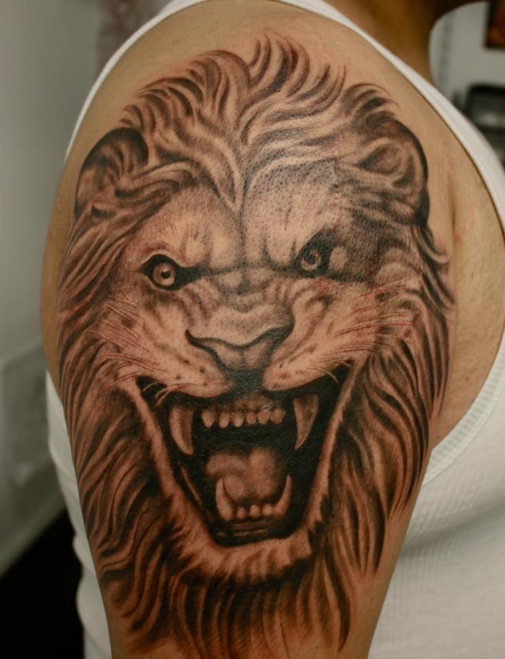 点击大图看下一张：超级威猛的狮子纹身
