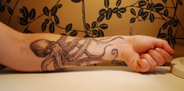 点击大图看下一张：手臂帅气的八爪鱼纹身
