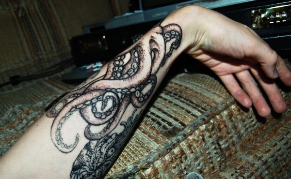 点击大图看下一张：手臂帅气的八爪鱼纹身图5