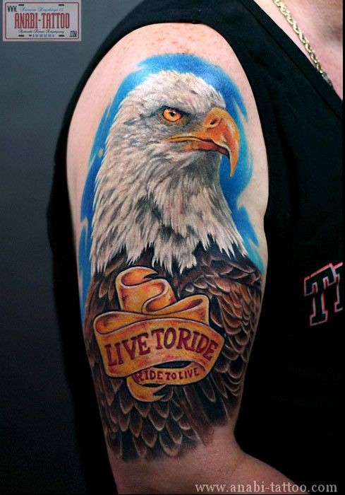 点击大图看下一张：适合男士纹的手臂帅气老鹰纹身