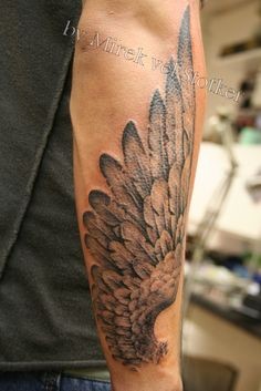 点击大图看下一张：手臂上炫酷的翅膀纹身