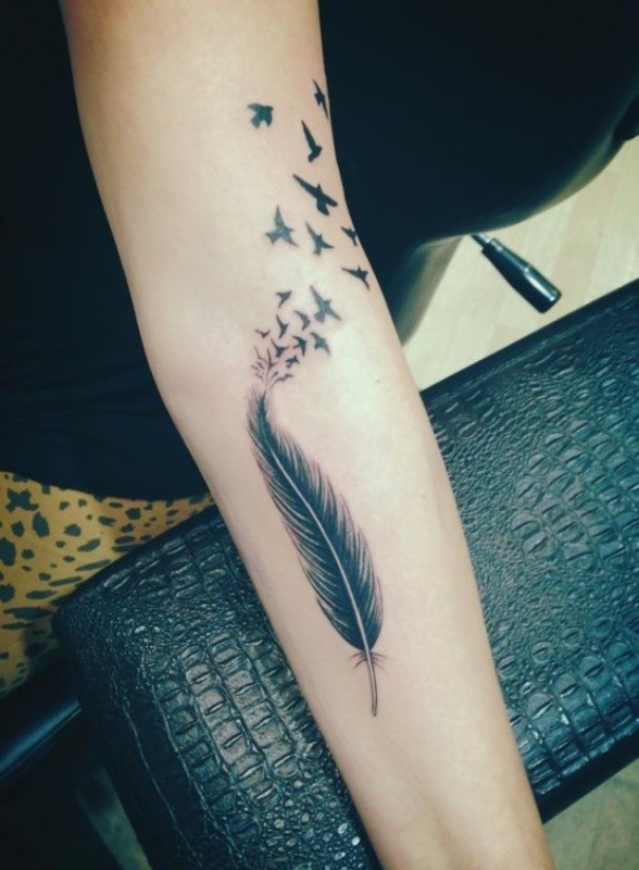 点击大图看下一张：手臂上唯美漂亮的羽毛纹身图4
