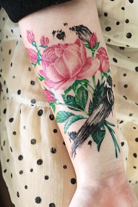 点击大图看下一张：小臂唯美的莲花纹身