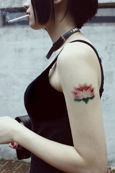 点击大图看下一张：美女手臂漂亮的花朵纹身