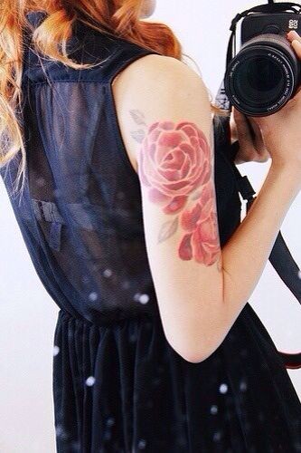 点击大图看下一张：美女手臂漂亮的花朵纹身图3