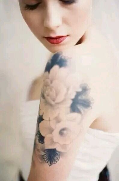 点击大图看下一张：美女手臂漂亮的花朵纹身图4
