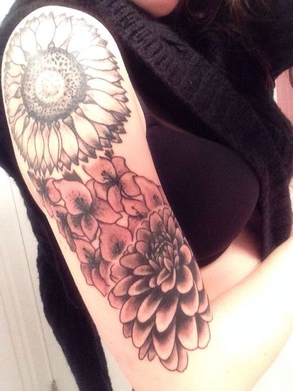点击大图看下一张：美女手臂漂亮的花朵纹身图8