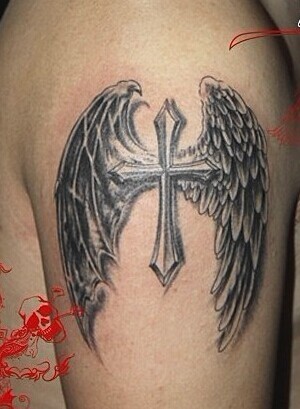 点击大图看下一张：带翅膀的十字架纹身