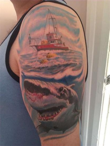 点击大图看下一张：手臂帅气的鲨鱼纹身