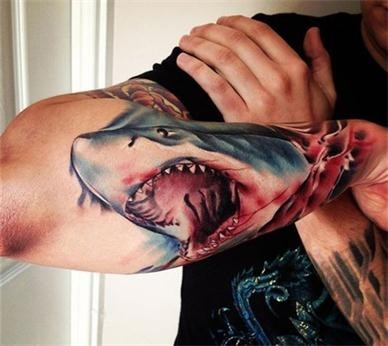 点击大图看下一张：手臂帅气的鲨鱼纹身图2
