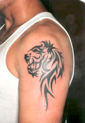 点击大图看下一张：霸气的手臂狮子图腾纹身