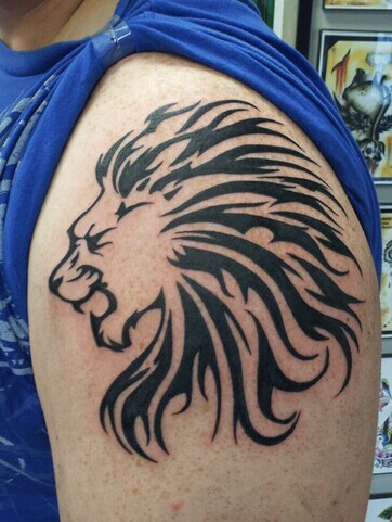 点击大图看下一张：霸气的手臂狮子图腾纹身图3