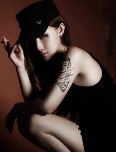 点击大图看下一张：野性美女的手臂纹身写真图2