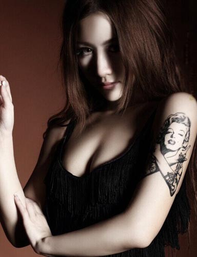 点击大图看下一张：野性美女的手臂纹身写真图6