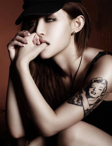 点击大图看下一张:野性美女的手臂纹身写真图4