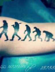 手臂上个性的人类进化石刺青