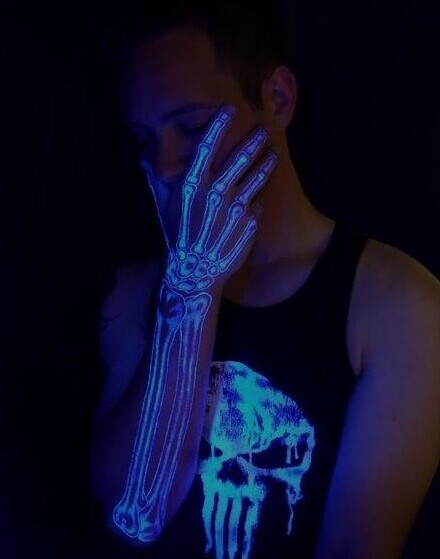 点击大图看下一张：超炫的手臂骨骼荧光纹身图2