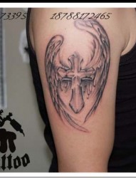 手臂带翅膀的十字架刺青
