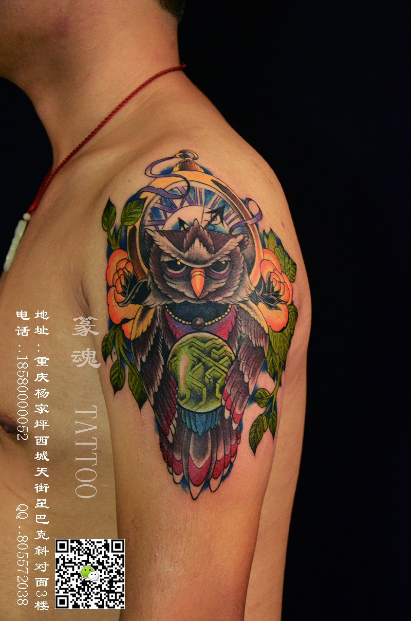 点击大图看下一张：大臂上彩色猫头鹰纹身